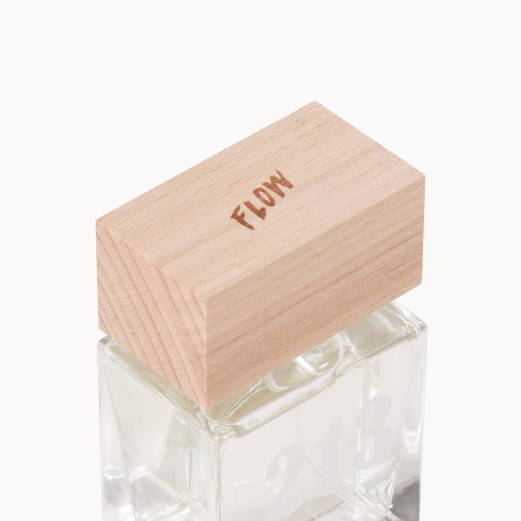 Drewniana zakrętka z logo Flow – detal flakonu perfum Nr 213 dla kobiet
