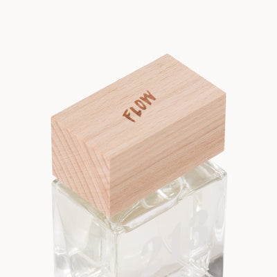 Drewniana zakrętka z logo Flow – detal flakonu perfum Nr 213 dla kobiet 